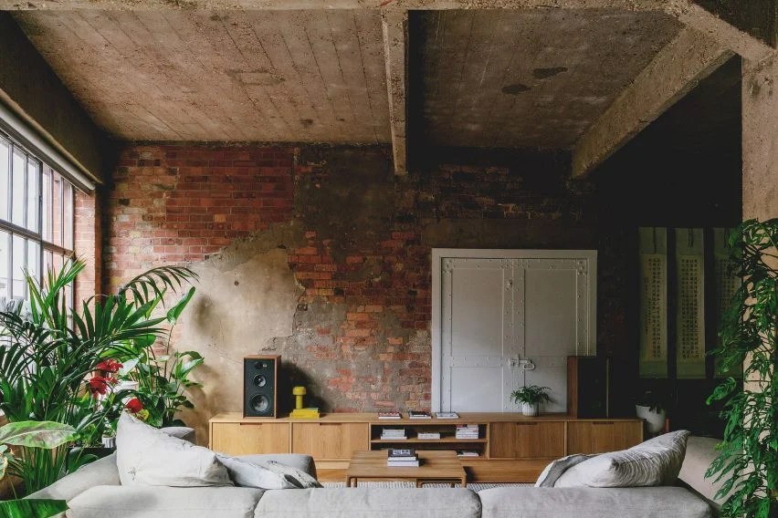 Sala de estar com parede revestida de tijolos