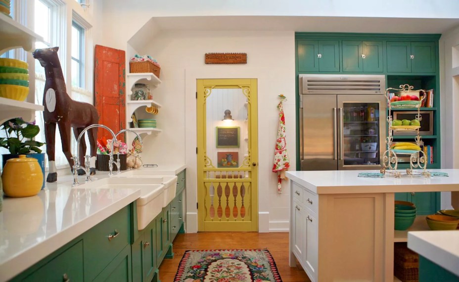 11-38-jeitos-de-incorporar-cor-na-sua-cozinha Esta nova nova cozinha, criada pela designer de interiores Alison Kandler Interior Design, apresenta uma vibe retrô irresistível. A porta de tela amarela foi comprada em um mercado de pulgas local e depois restaurada. Armários verdes aumentam a sensação de velhos tempos do ambiente.