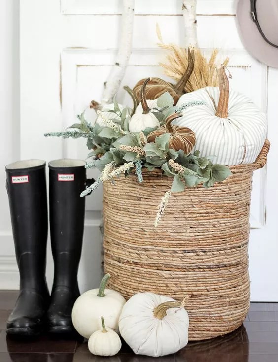 11-jeitos-criativos-de-decorar-com-folhagens-flores-e-ramos-casacombr-thespruce-1