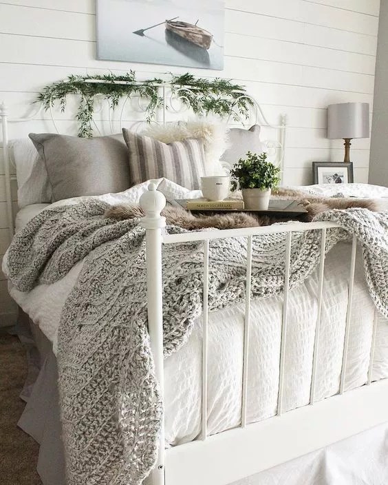 11-jeitos-criativos-de-decorar-com-folhagens-flores-e-ramos-casacombr-thespruce-3