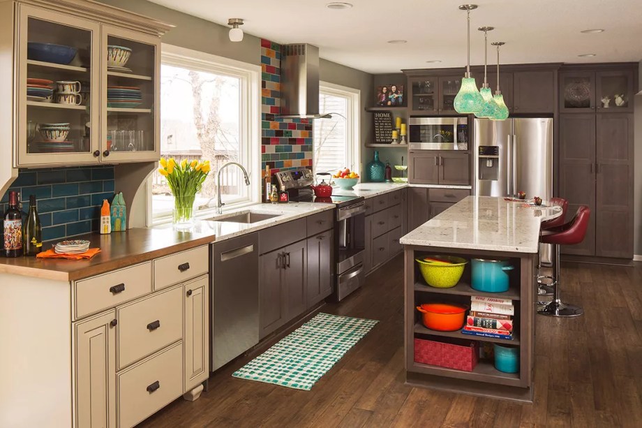 20-38-jeitos-de-incorporar-cor-na-sua-cozinha Expresse seu estilo singular com um backsplash também singular. Quando os proprietários desta casa quiseram revelar suas verdadeiras cores interiores, eles se voltaram para o escritório Mercury Mosaics. Aqui, os ladrilhos artesanais estilo subway tiles em seis tons diferentes criam um ponto focal espetacular.