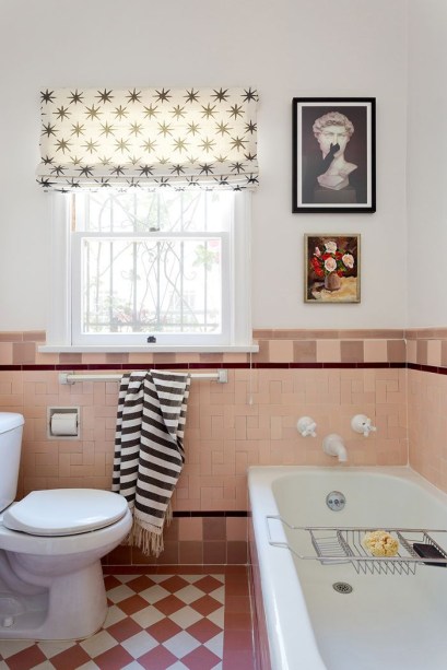 20-ideias-criativas-de-banheiros-com-azulejos-05 <span style="font-weight: 400">Se você tiver a sorte de morar em uma casa com azulejos originais em bom estado, não mexa neles. Mas se você está procurando recriar o visual em um espaço mais novo, observe como este banheiro predominantemente rosa atinge o equilíbrio através de adições de preto na moldura dos quadros e cortinas.</span>