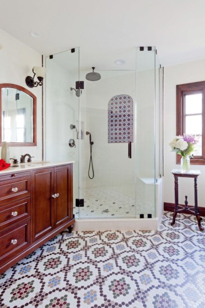 20-ideias-criativas-de-banheiros-com-azulejos-11 <span style="font-weight: 400">Uma paleta de cores clássica também pode ser renovada e inesperada quando você coloca ladrilhos em um padrão divertido, novo e inspirado. O chuveiro possui seus próprios desenhos, mas em tons semelhantes que unem todo o espaço.</span>