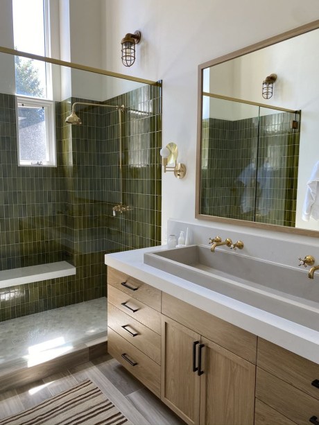 20-ideias-criativas-de-banheiros-com-azulejos-14 <span style="font-weight: 400">O azulejo verde floresta, no chuveiro deste espaço zen, parece contemporâneo, mas adiciona um elemento terreno.</span>