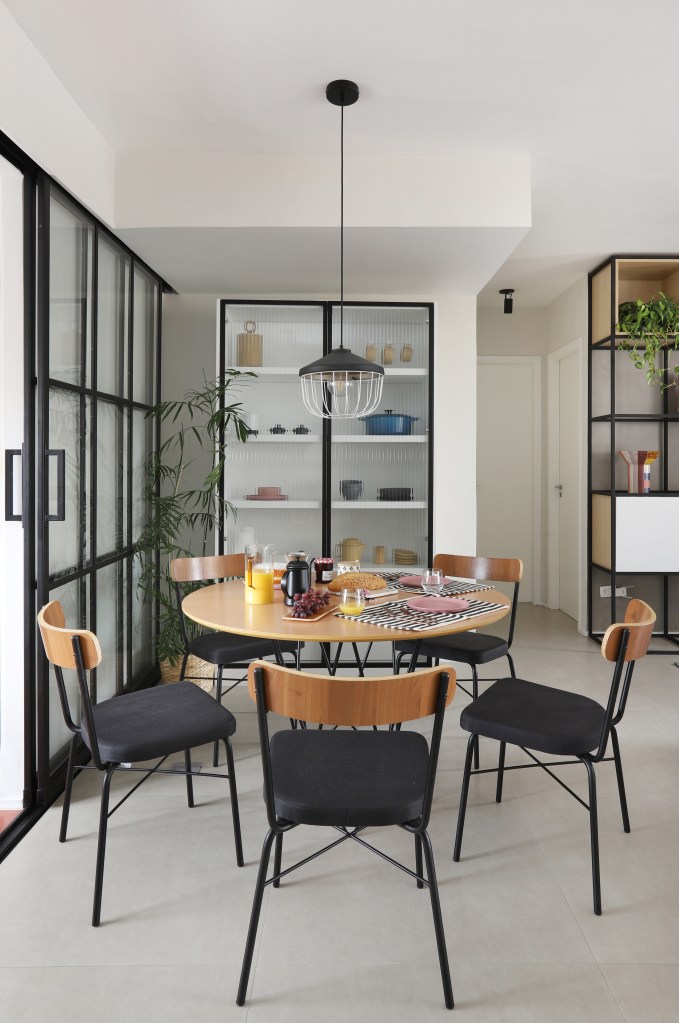 apartamento pequeno; sala de jantar; mesa redonda; piso de porcelanato; cadeiras