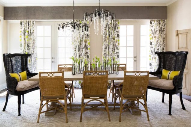 Traga o hype para as cadeiras da ponta – em uma sala de jantar tradicional, você normalmente descobrirá que todas as cadeiras são exatamente iguais. Para um toque moderno, escolha cadeiras de comando para as extremidades da mesa, como os designers da Forbes + Masters fizeram neste espaço de jantar de inspiração caribenha.