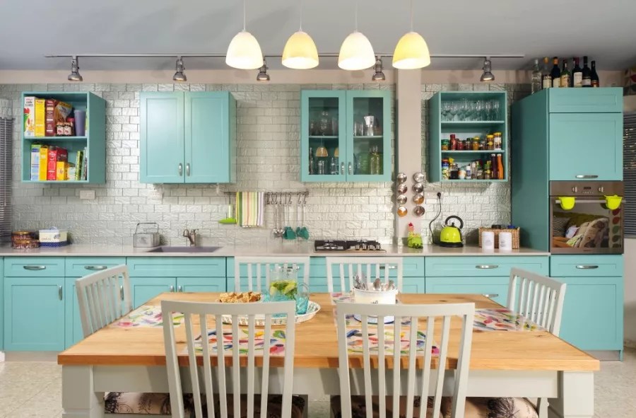 23-38-jeitos-de-incorporar-cor-na-sua-cozinha Ao atualizar sua cozinha, a designer de interiores Tammy Bronfen incorporou faixas de turquesa, seu tom favorito. Os armários feitos sob medida combinam lindamente com o backsplash cinza. E, embora a mesa da cozinha pareça pequena, ela pode se estender para acomodar até 10 pessoas.