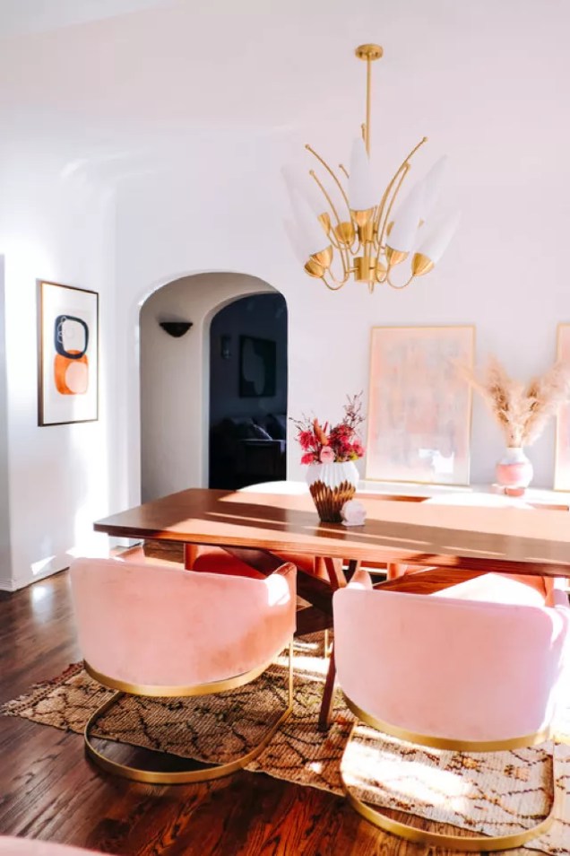 Insira o veludo – O veludo é um tecido ideal para salas de jantar porque instantaneamente torna o ambiente mais sofisticado. Opte por cores brilhantes e inesperadas – como calêndula ou este rosa blush – para deixar o espaço um pouco mais boho.