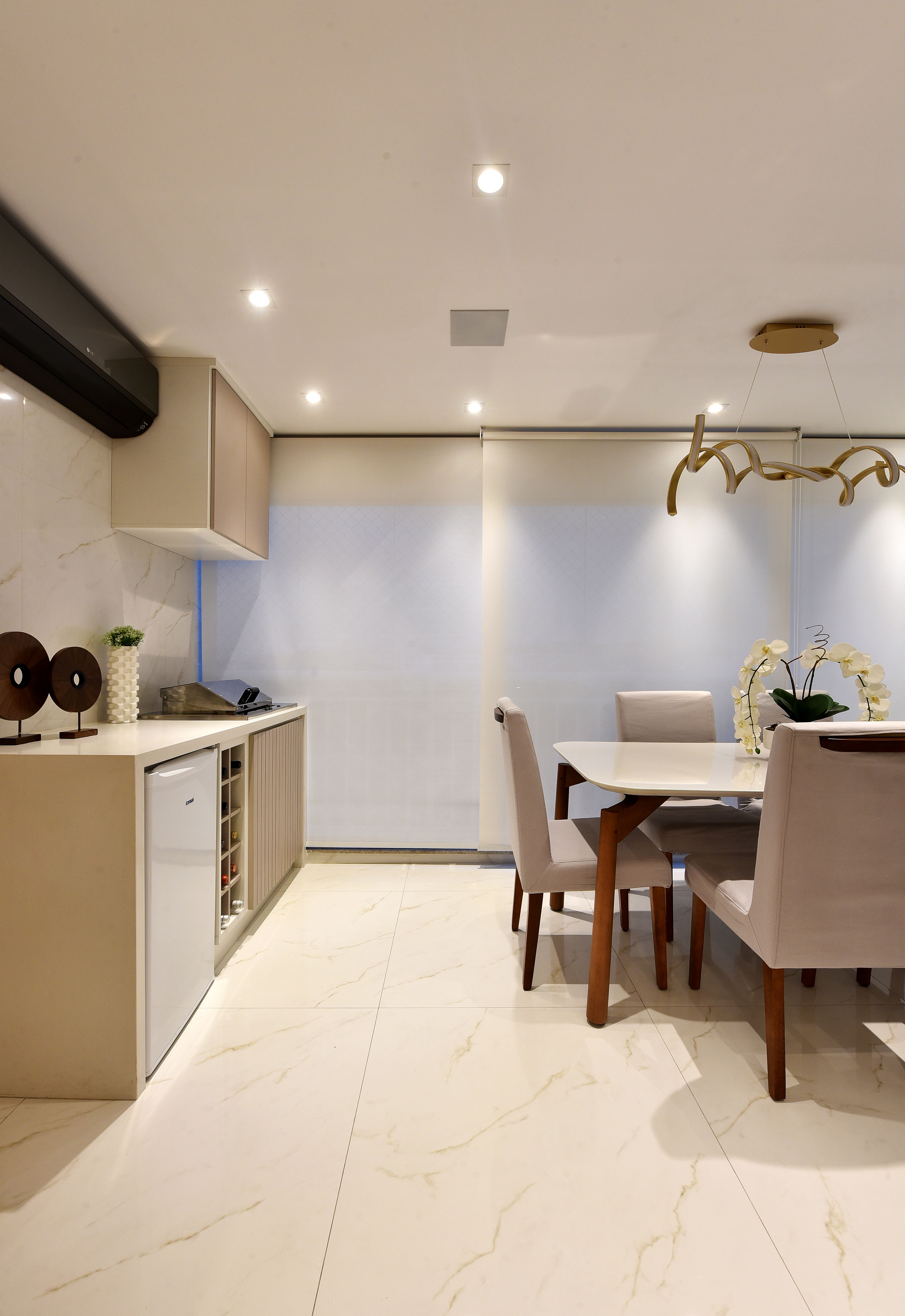 Apê de 70 m² em São Paulo recebe décor clean e varanda gourmet