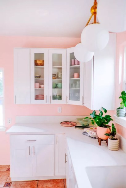 29-38-jeitos-de-incorporar-cor-na-sua-cozinha As cores neon são uma raridade no mundo das cozinhas e no mundo da decoração para casa em geral. Rosa chiclete pode ter sido uma sugestão atrevida para o seu lavabo no andar de baixo, mas colocar essa cor em um cômodo tão frequentado quanto a sua cozinha é uma atitude corajosa. Dito isto, sem dúvida vai valer a pena, como prova este espaço para cozinhar.