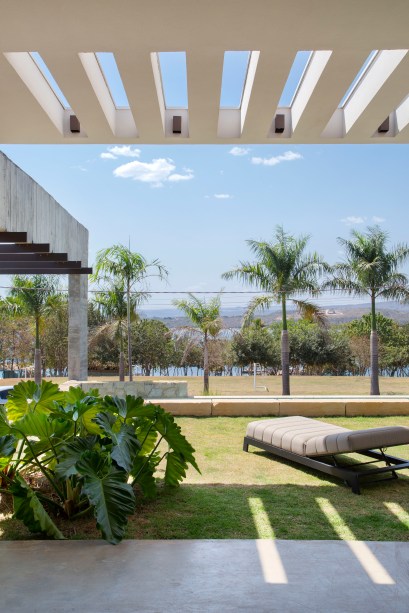 Casa de 377m² constrói atmosfera serena com cimento, palha e luz natural