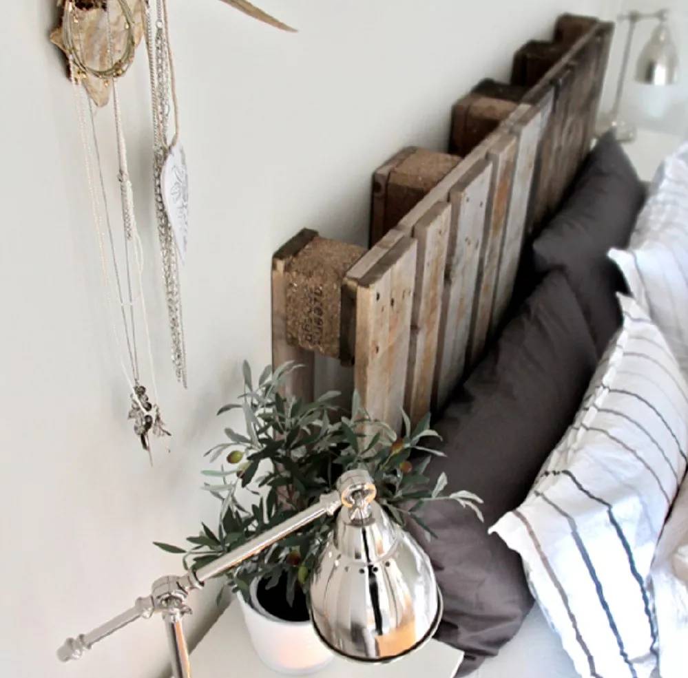 Cabeceira de cama &ndash; Satisfa&ccedil;a o seu eu r&uacute;stico-chique interior com esta inovadora cabeceira de cama em pallets. Pegue dois pallets, lave-os completamente sob press&atilde;o e deixe-os secar por v&aacute;rios dias antes de prend&ecirc;-los &agrave; estrutura da cama. Voc&ecirc; pode revestir com poliuretano acetinado ou deixar a madeira sem acabamento para garantir uma mistura do primitivo e do sofisticado.