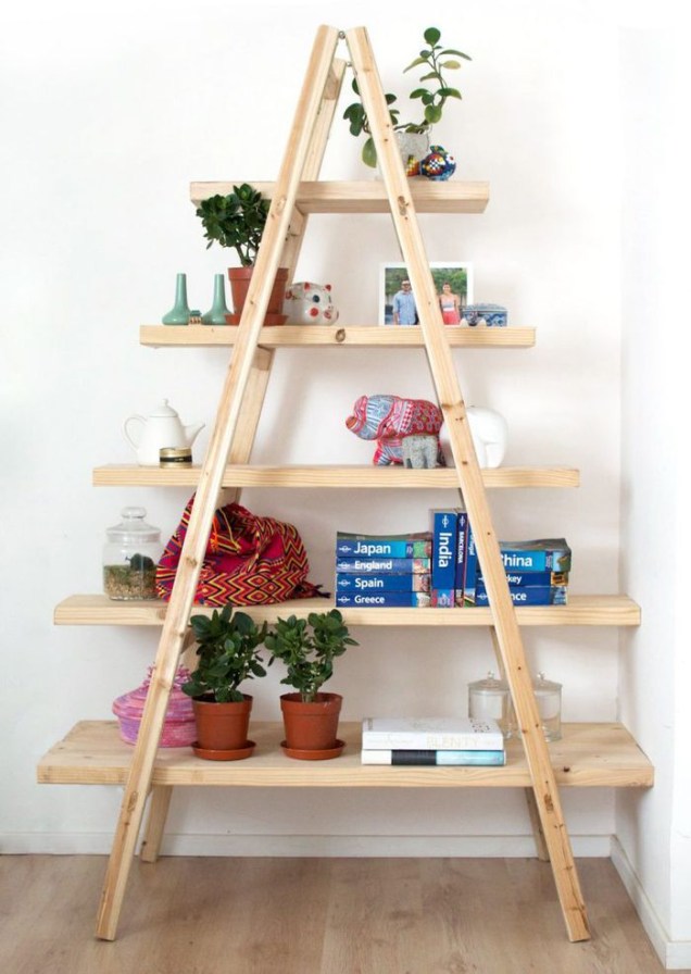 <span style="font-weight: 400">Uma escada pode ser uma estrutura simples, mas eficaz. Pegue uma velha escada de madeira e corte pedaços de madeira para formar estantes nos degraus. Inclua cestas de arame para guardar pequenos itens.</span>