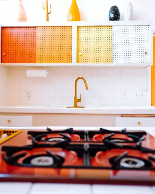 Os tons quentes de tangerina e amarelo encontrados nesta cozinha mostram o quanto cores brilhantes podem fazer. Se, mais tarde, você decidir experimentar verdes, azuis ou outra paleta, pintar armários, é moleza. E, se estamos sendo honestos, esta seleção de tons supera completamente o que qualquer neutro seria capaz de fazer por este espaço.
