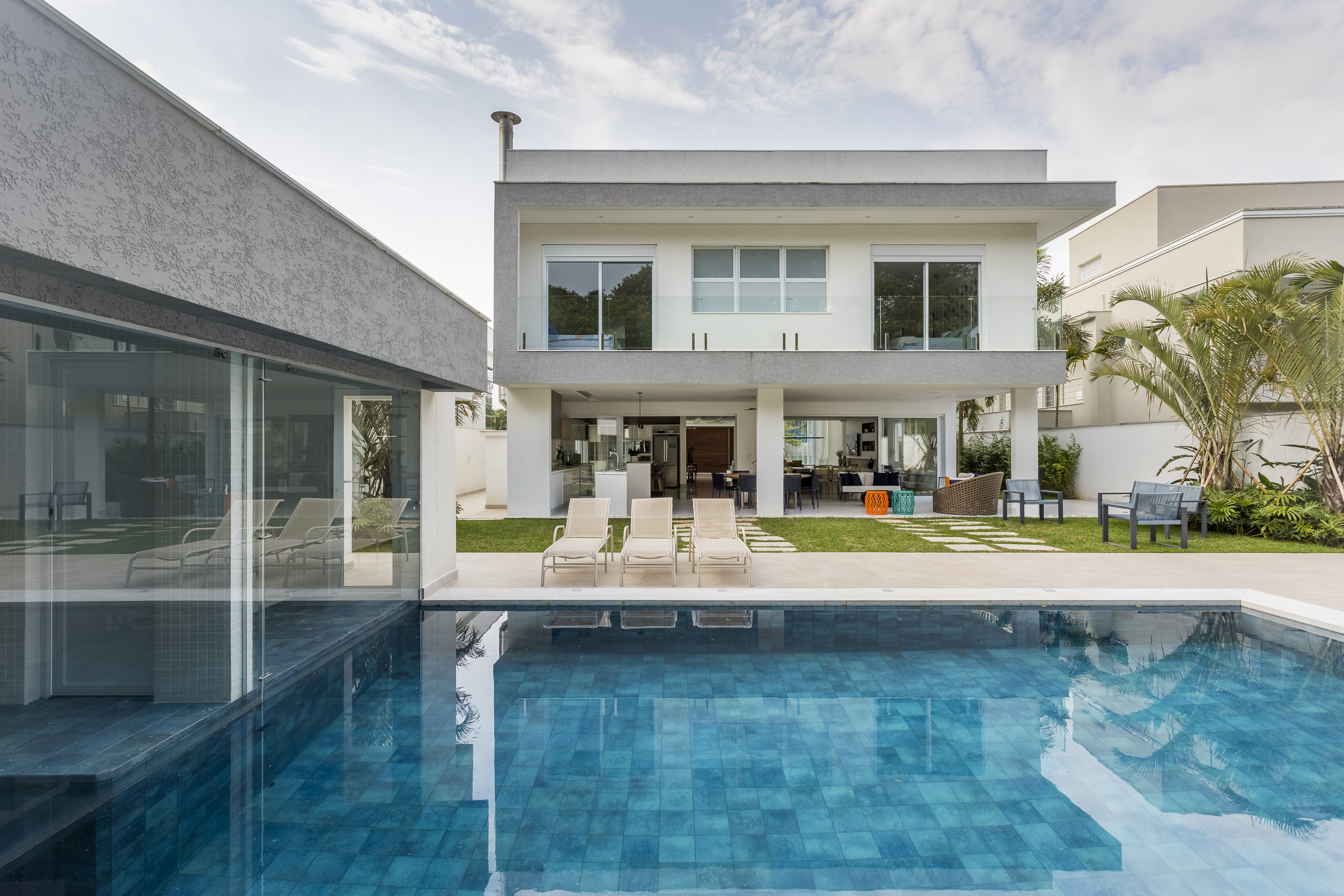 Ampla, clean e contemporânea: confira o projeto desta casa de 800 m²