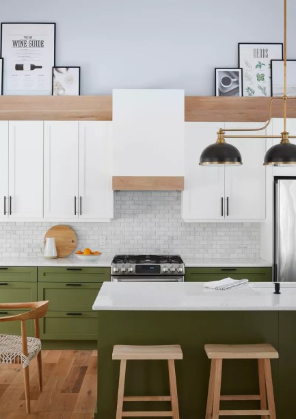 34-38-jeitos-de-incorporar-cor-na-sua-cozinha O ressurgimento do verde abacate é uma tendência que sempre apoiaremos. Esta cor dos anos 70 está aparecendo em salas de estar, quartos e agora cozinhas para um toque de atitude que de alguma forma parece sofisticado e convidativo. Como uma cor, ela realmente pode fazer tudo, e combinada com os detalhes em madeira, armários brancos e paredes em azul claro, esta cozinha como um todo é um deleite absoluto.