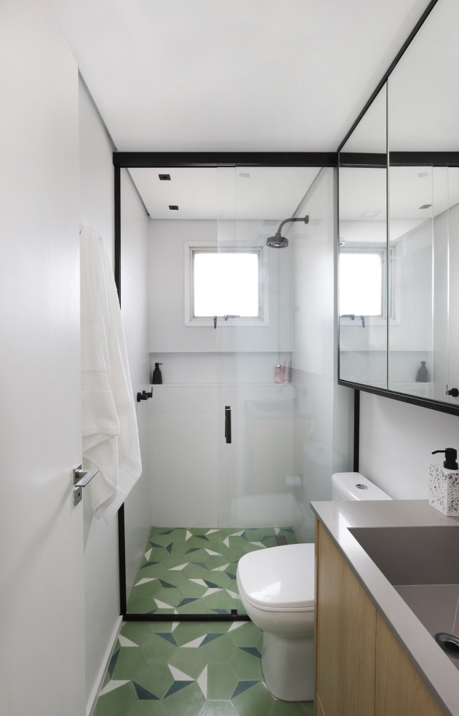 banheiro; piso de ladrilho verde; box de vidro
