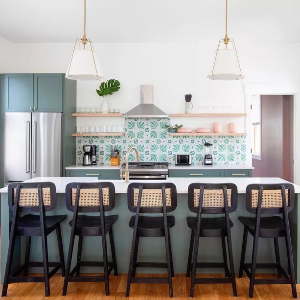 36-38-jeitos-de-incorporar-cor-na-sua-cozinha Azul-petróleo é uma cor perfeita para uma cozinha, pois é vibrante, mas não desagradável. Com as estampas certas e objetos de destaque, sua cozinha pode se parecer mais como um espaço em uma casa de férias, o que é reconfortante quando você está preparando o jantar depois de um dia estressante.