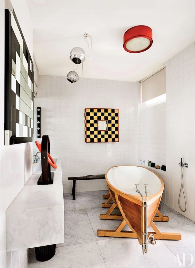 <span style="font-weight: 400">Os fundadores da Galerie Kreo, Clémence e Didier Krzentowski, decoraram seu banheiro, em Paris, com uma banheira Studio Wieki Somers produzida pela galeria.</span>