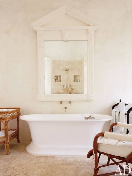 <span style="font-weight: 400">O espelho de parede em formato de porta cria um clima antigo</span><span style="font-weight: 400">.</span>