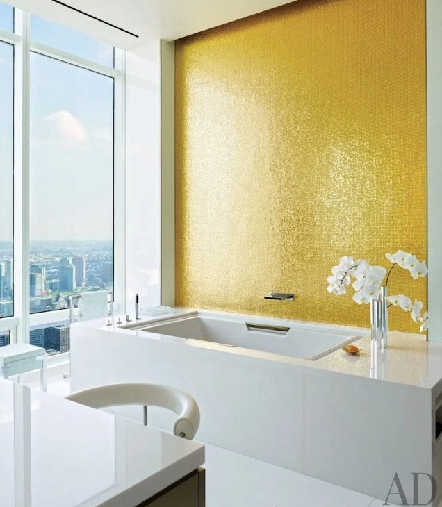 <span style="font-weight: 400"> O item e os azulejos de mosaico de vidro folheados a ouro adornam o local.</span>
