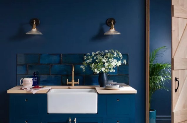 Aposte no monocromático – Azul marinho é um daqueles tons que podem transformar qualquer espaço em um santuário sofisticado num piscar de olhos. Emparelhar o mesmo tom de declaração nas paredes e armários, como neste banheiro, é luxuoso! Por que não fazer o mesmo em casa?