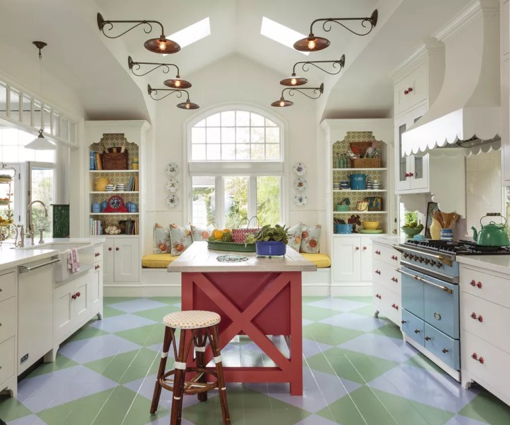 5-38-jeitos-de-incorporar-cor-na-sua-cozinha Há muito o que amar nesta cozinha colorida de estilo country, assinada por Alison Kandler Interior Design. Para começar, os estênceis e a tinta atualizam os pisos de madeira antigos. Já a ilha vermelha da cozinha traz um contraste alegre. O papel de parede com padrão amarelo embeleza os armários embutidos. E a pintura em azul, junto aos puxadores em vermelho cereja, ajuda a equilibrar o espaço.