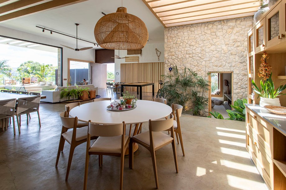 Casa de 377m² constrói atmosfera serena com cimento, palha e luz natural