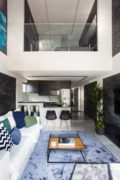 Estilo urban jungle e cores sóbrias transformam este loft de 50 m²