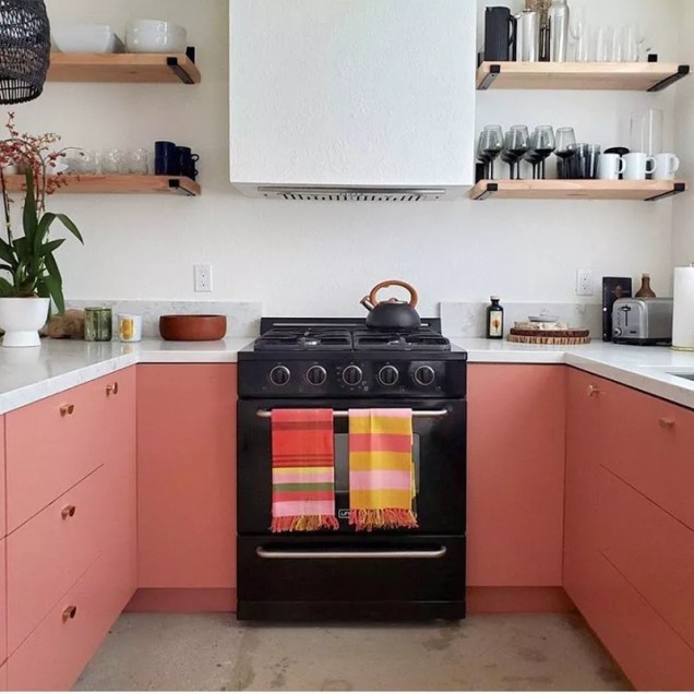 Coral é o equilíbrio perfeito entre rosa e laranja. Embora tenha tido um grande momento em 2019, a cor se solidificou como uma escolha legal para armários de cozinha. Quer você faça apenas detalhes ou sature sua cozinha inteira em rosa pêssego, é um tom quente e picante que lhe servirá bem!