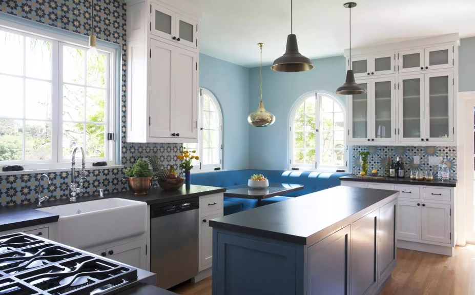 7-38-jeitos-de-incorporar-cor-na-sua-cozinha Misturar e combinar ladrilhos coloridos é uma maneira inesperada de animar uma cozinha. Veja como exemplo os dois backsplashes diferentes nesta cozinha azul da Vidal Design Collaborative.