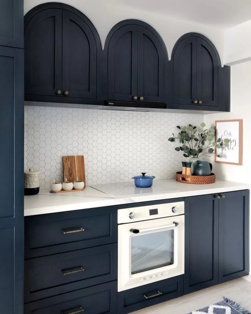 9-38-jeitos-de-incorporar-cor-na-sua-cozinha Para os minimalistas que não têm certeza sobre como adicionar um toque de rosa ou alguns armários laranja, o azul marinho é a segunda melhor opção. É uma cor, com certeza, mas oferece o mesmo poder de aterramento que os neutros fornecem. O tom pode parecer um pouco aventureiro para alguns, mas assim que estiver nas paredes ou armários, você não se arrependerá.