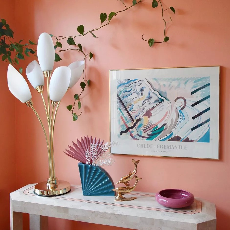 9-trends-dos-anos-80-que-amamos-ate-hoje-casa.com-the-spruce-10-barbie-roadkill-home