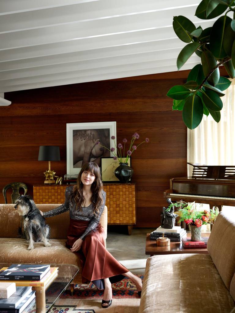 A-casa-repleta-por-madeira-de-Dakota-Johnson-03