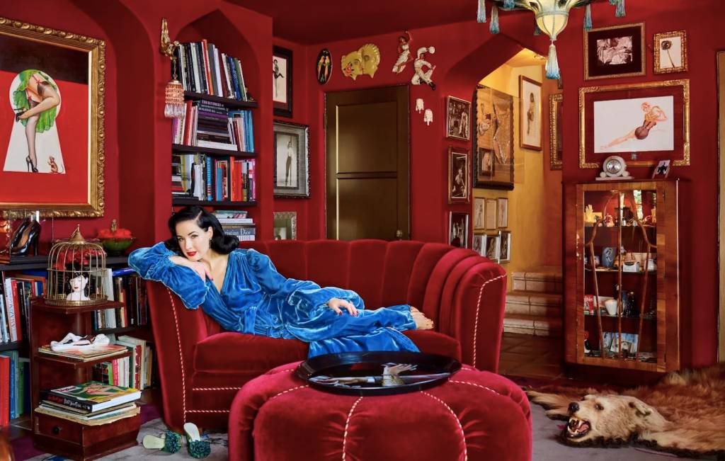 Conheça a arquitetura Tudor Revival da casa de Dita Von Teese