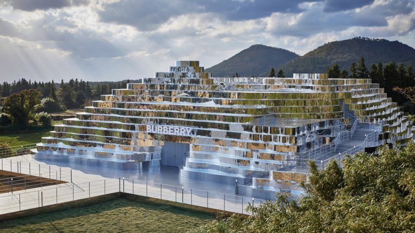Loja-pop-up-espelhada-da-Burberry-parece-uma-construção-de-Wakanda-01 Loja-pop-up-espelhada-da-Burberry-parece-uma-construção-de-Wakanda-01