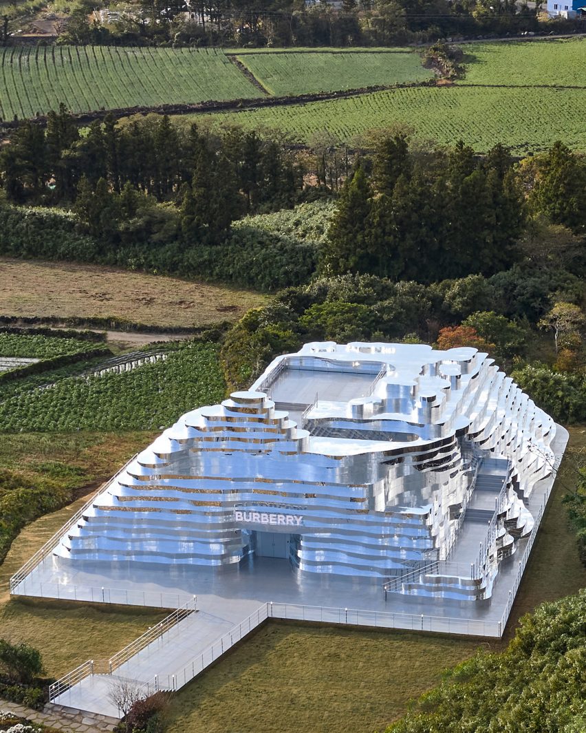 Loja-pop-up-espelhada-da-Burberry-parece-uma-construção-de-Wakanda-02 Loja-pop-up-espelhada-da-Burberry-parece-uma-construção-de-Wakanda-02