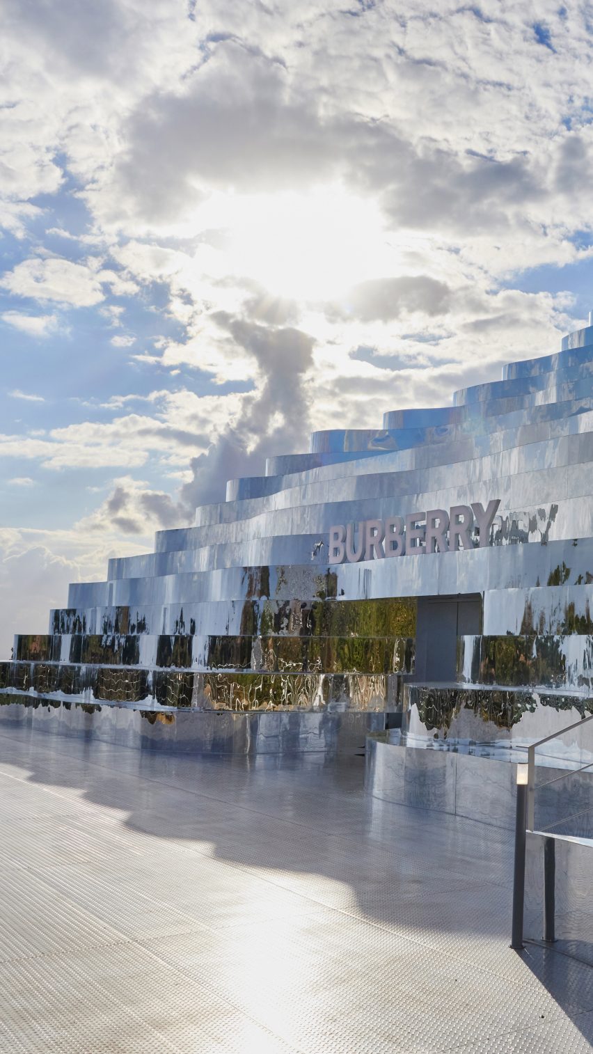 Loja-pop-up-espelhada-da-Burberry-parece-uma-construção-de-Wakanda-04 Loja-pop-up-espelhada-da-Burberry-parece-uma-construção-de-Wakanda-04