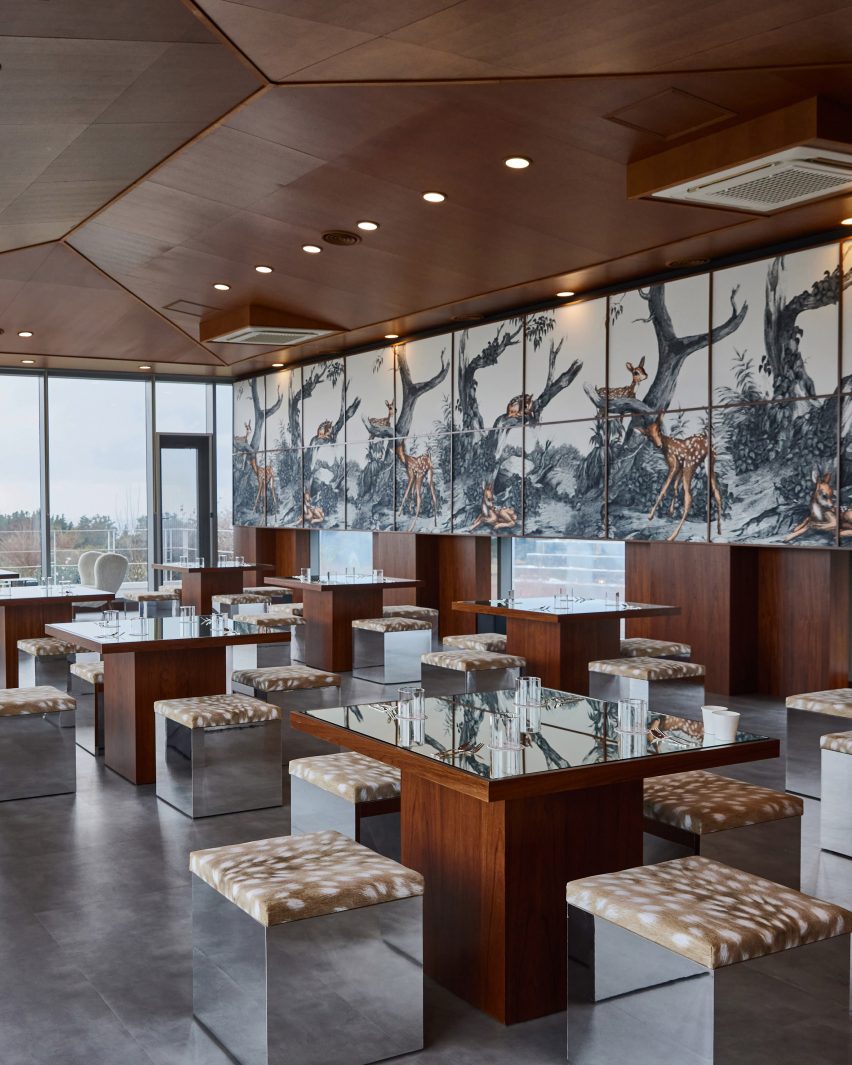 Loja-pop-up-espelhada-da-Burberry-parece-uma-construção-de-Wakanda-05 Loja-pop-up-espelhada-da-Burberry-parece-uma-construção-de-Wakanda-05