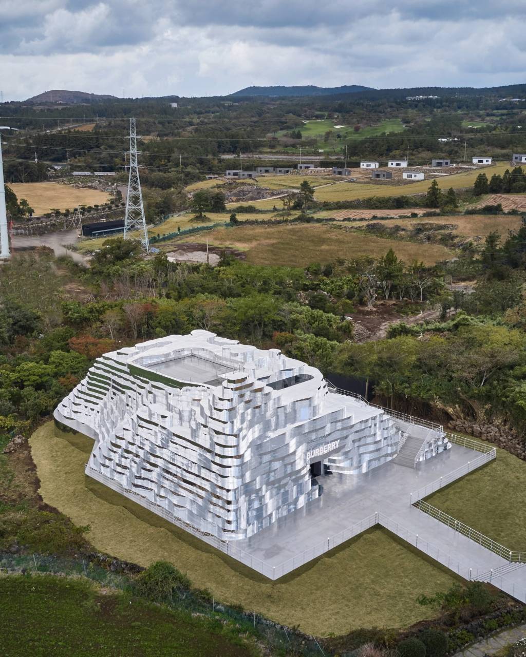 Loja-pop-up-espelhada-da-Burberry-parece-uma-construção-de-Wakanda-06 Loja-pop-up-espelhada-da-Burberry-parece-uma-construção-de-Wakanda-06