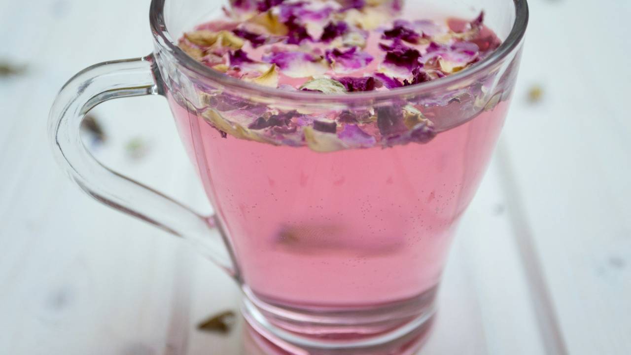 Na foto, chá rosado