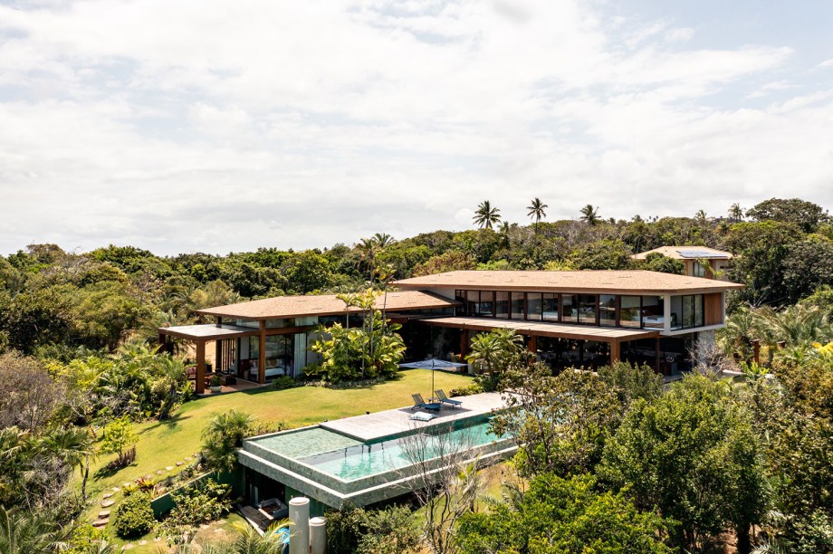 Casa de 1.500 m² valoriza vista para o mar e para área de preservação