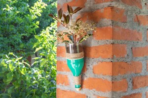 ideias-para-reaproveitar-garrafas-de-vidro-no-jardim-casa.com-treehugger-l7-sanja-kostic