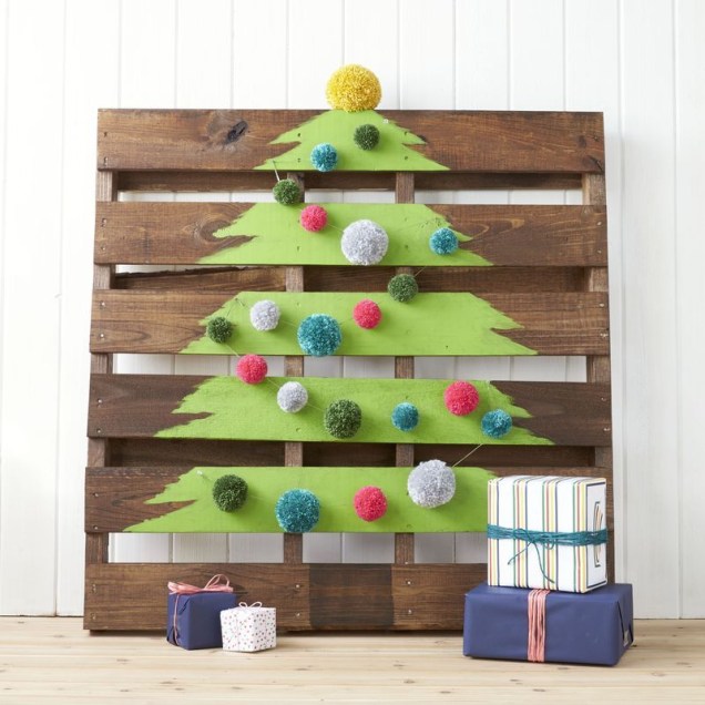 Pinte a forma de uma árvore em pallets de madeira e amarre alguns pompons em cores e tamanhos variados para embelezar as ripas. Cubra uma delas com um dourado para imitar uma estrela e, voi-là, você tem uma árvore de Natal!
