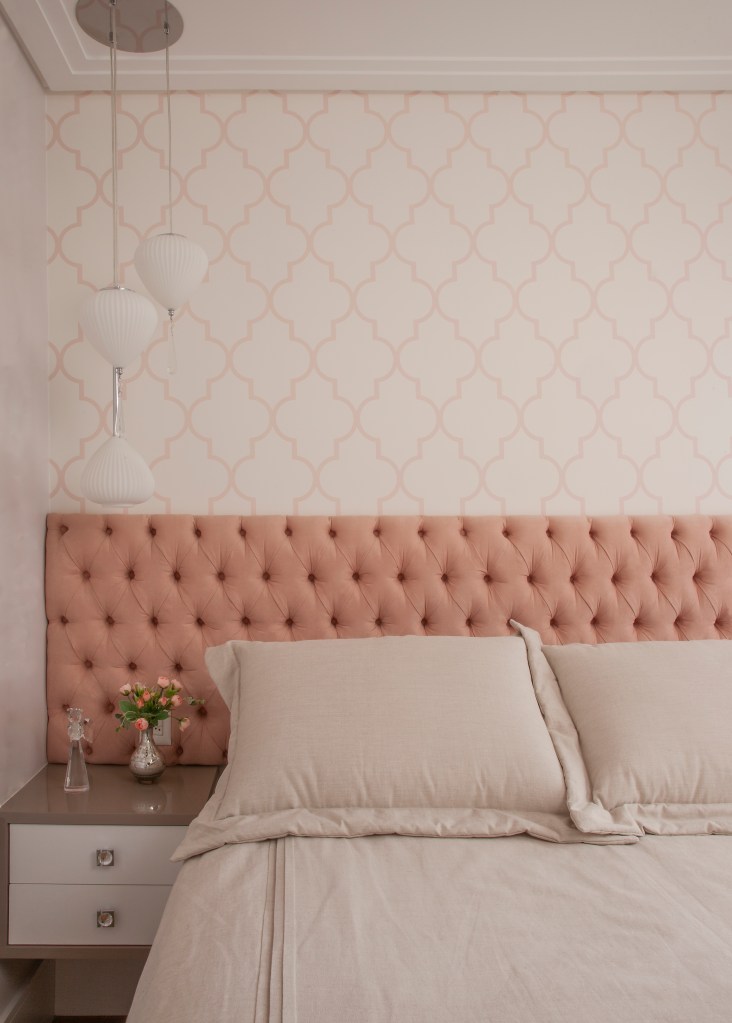 Quarto; quarto rosa; papel de parede; cama; cabeceira acolchoada