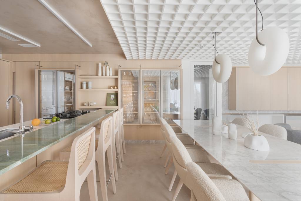 Madeira clara e branco são plano de fundo para design em casa de 60m²