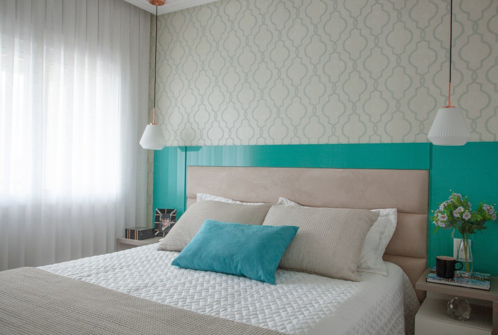 Quarto azul; papel de parede; cama; cabeceira; luminária lateral