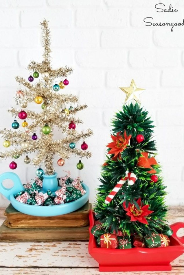 Até as suas pequenas árvores de Natal precisam de suportes adequados! Seja criativo transformando castiçais como este blogueiro fez e preencha o "prato" com doces.