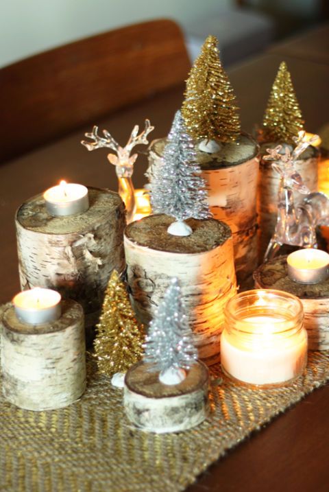 Adicione velas bonitas e pequenas árvores de Natal para um centro de mesa charmoso.