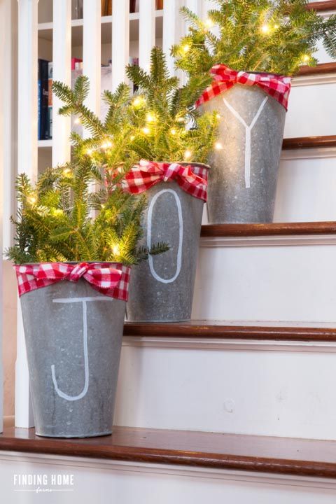 Preencha os degraus da escada da sua casa com mini árvores de Natal iluminadas.